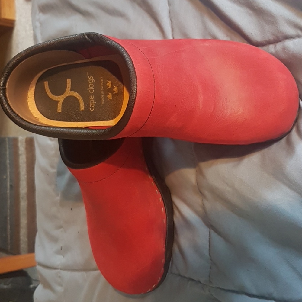 Cape Clogs
